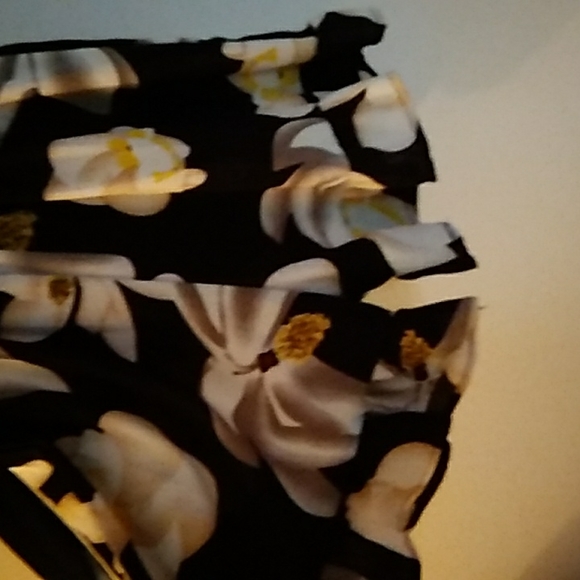 Floral short Romper/Jumper Black White Yellow large flowers SZ XL All over flora - Picture 5 of 8